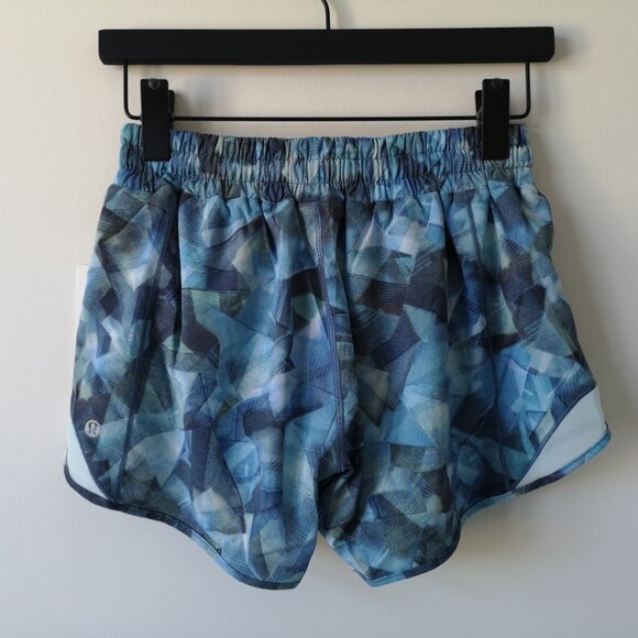 NWT LULULEMON CTSW/BLGW Blue Multi LTWT Low Rise Hotty Hot 4" Lined Shorts 4 - Picture 4 of 8